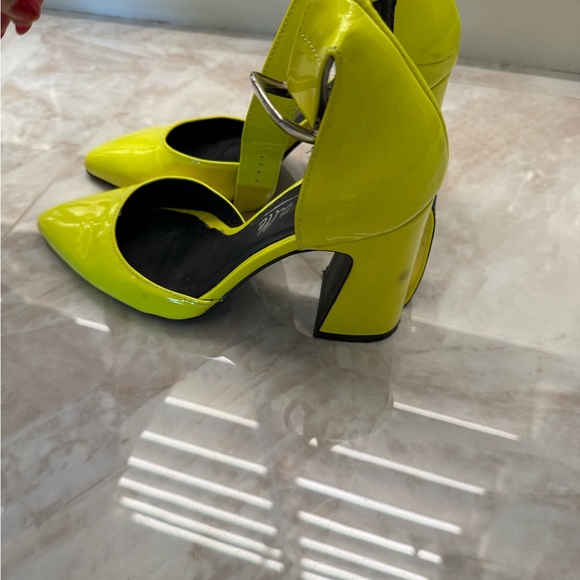 Intervalle neon yellow heels - Picture 3 of 6